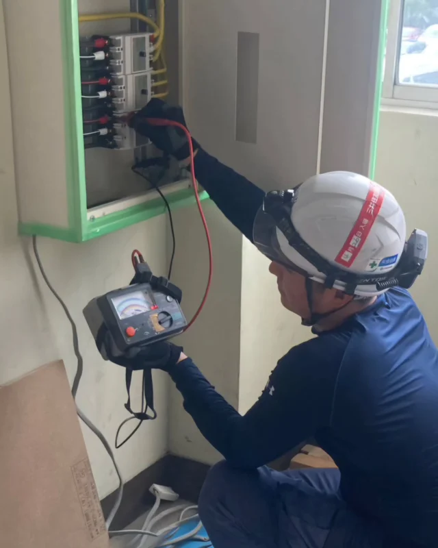 小学校のトイレ改修工事
電気設備の安全チェック 🔧⚡

小学校のトイレ改修工事を行いました。

現場必須アイテム、共立電気計器の絶縁抵抗計（メガー）。

これは、電線や配線が 正常に絶縁されているか を確認するための大切な検査機器です。

学校のトイレは 毎日たくさんの子どもたちが使う場所 だからこそ、電気設備の安全性は徹底的にチェック。
「見えないところの安心を支える」のが、私たち電気工事職人の使命です💡✨

✅ 丁寧な施工
✅ 安全第一
✅ 確実な検査

改修工事が完了したら、子どもたちが 安心して使える快適なトイレ になるよう頑張りました。

#建設業 #電気工事 #電気工事士 #電気 #分電盤 #ブレーカー #電気設備
