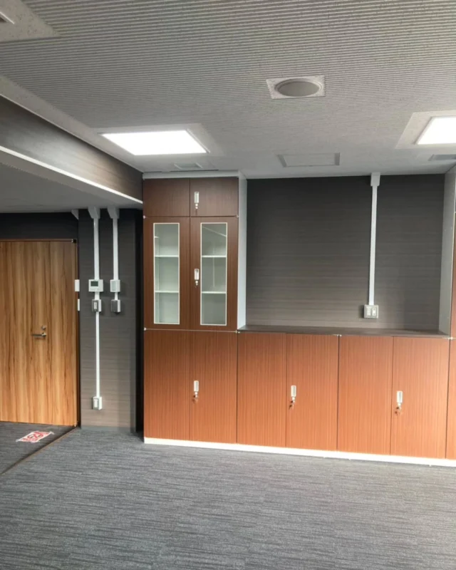 🏢 オフィスの電気工事
無事に完了しました🚧

新築の美しい空間に 電気設備をスッキリ＆機能的に施工 しました💡✨

📌 施工ポイント 
◻配線の美しさにこだわり、整然とした仕上がりに
◻オフィスに最適な電源配置＆照明設計で快適空間を実現
◻機能性とデザインを両立させた電気工事で、より働きやすい環境に！

🔌 電気工事は「目に見えにくいけど、なくてはならない仕事」
一つひとつの配線、コンセント、照明にこだわり 「安全・快適な空間づくり」 を心がけています。

#建設業 #電気工事 #電気工事士 #電気 #分電盤 #ブレーカー #電気設備